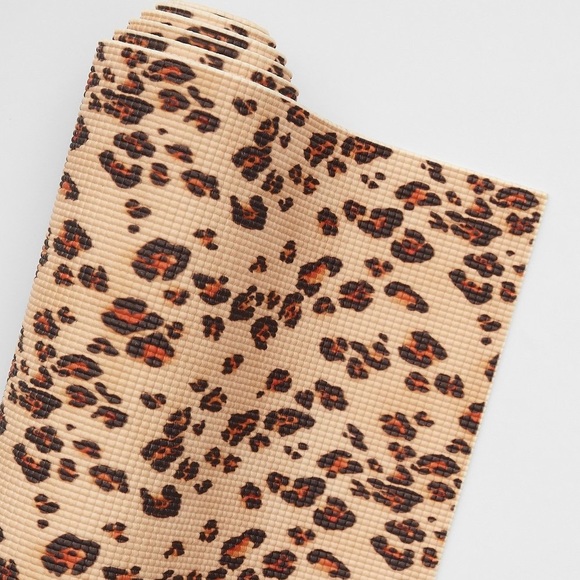 Fabletics - The Essential Yoga Mat: Leopard - Picture 3 of 5